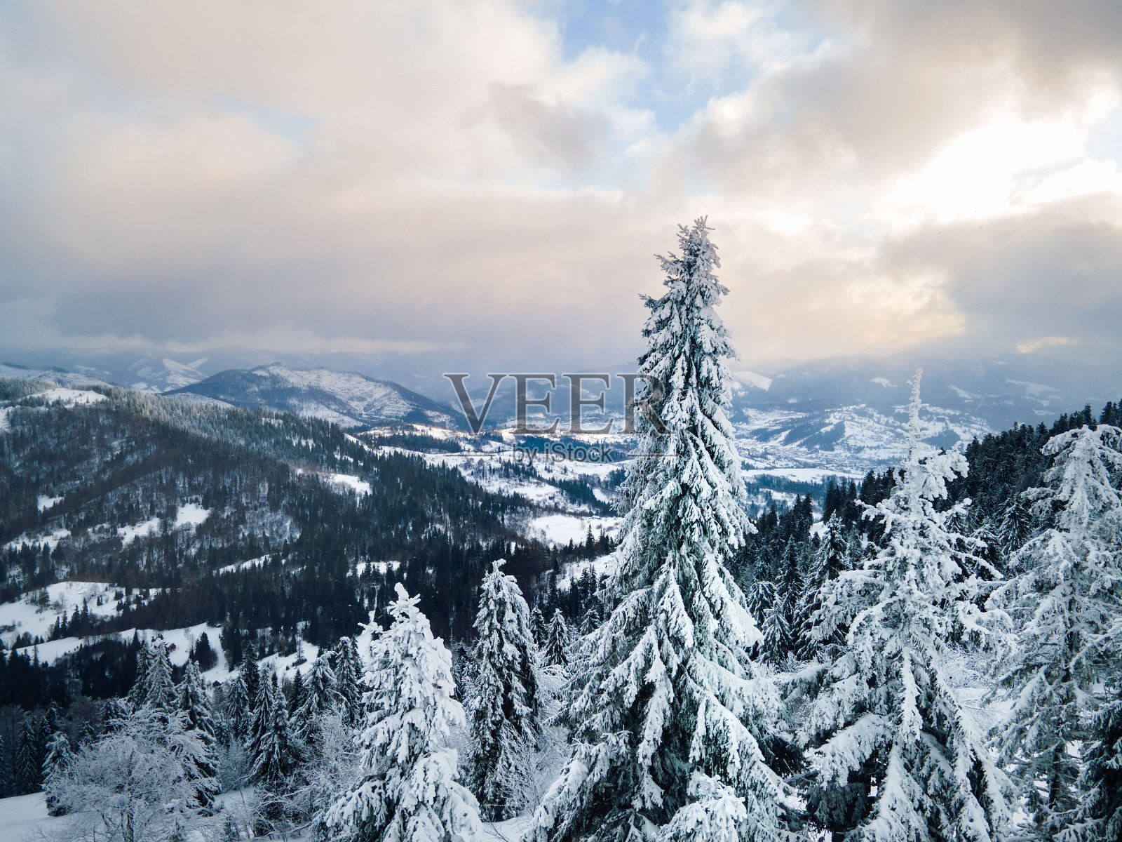 冬季喀尔巴阡山脉的鸟瞰图照片摄影图片