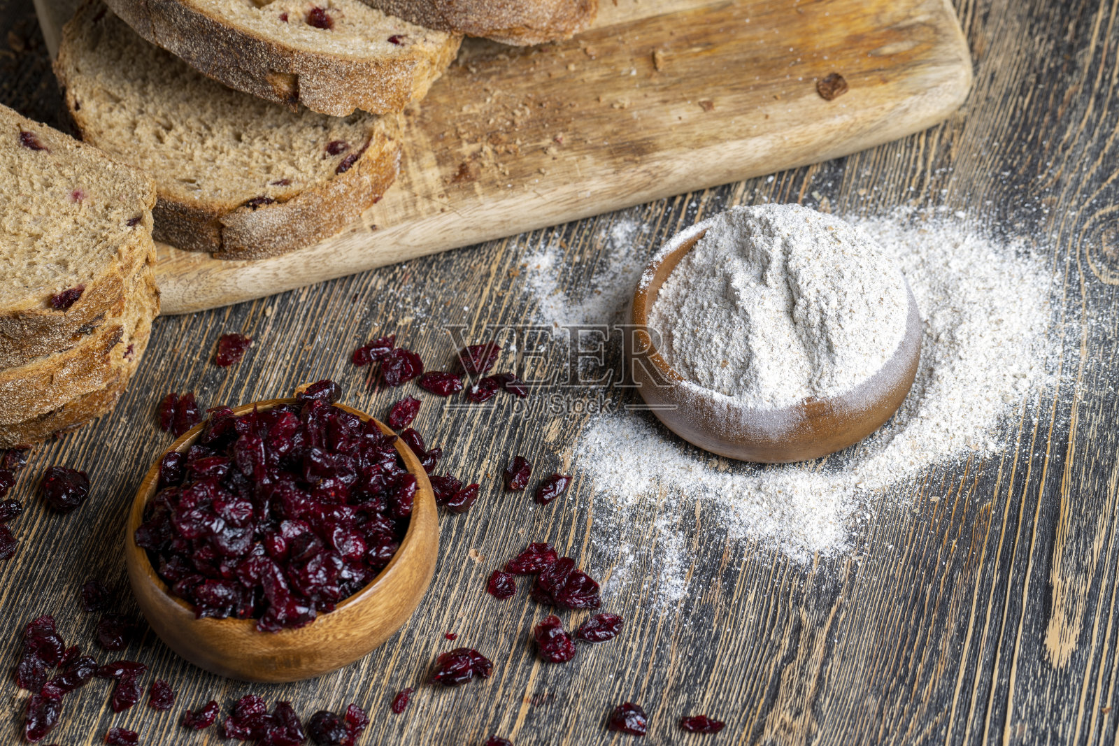 用面粉和蔓越莓干制成的新鲜切块面包照片摄影图片