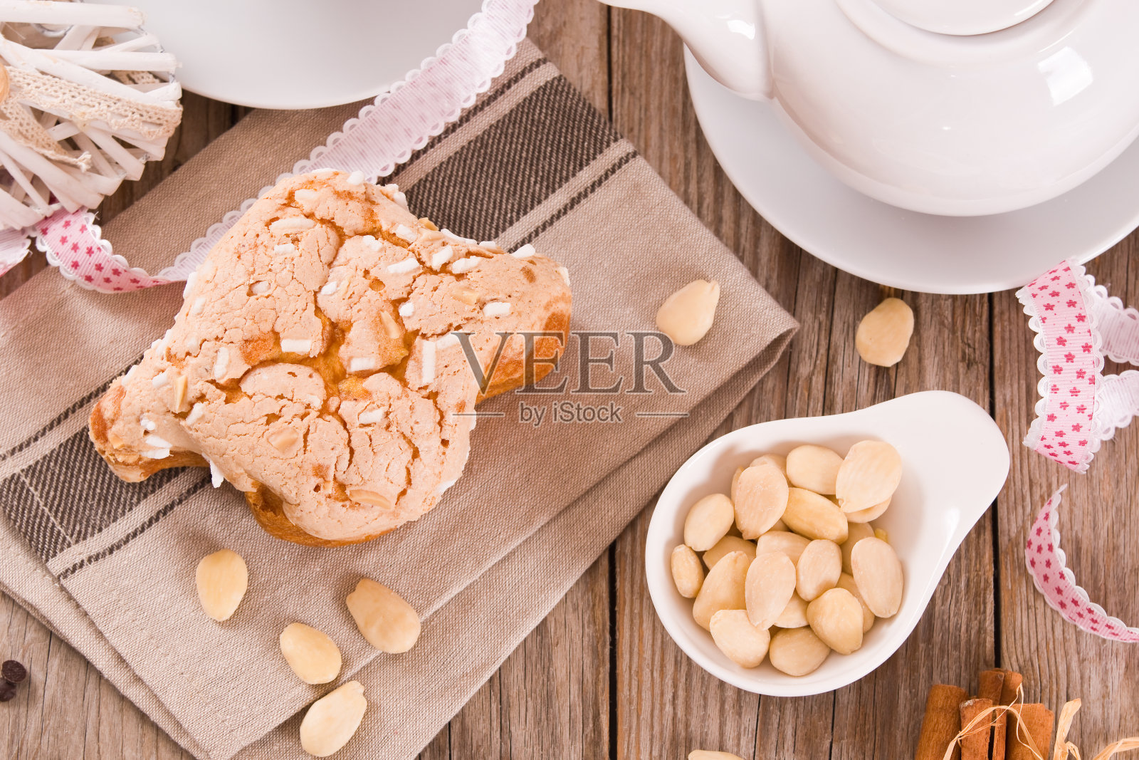 科隆巴意大利复活节鸽子面包。照片摄影图片