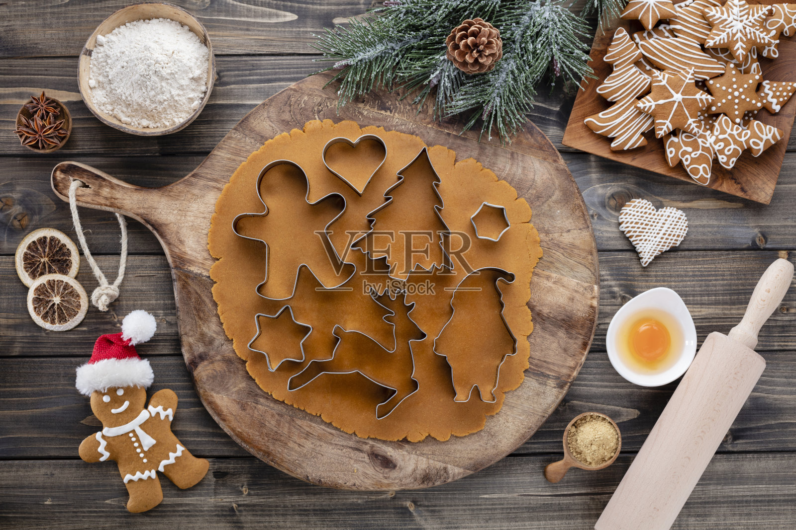 在家烤圣诞饼干。照片摄影图片