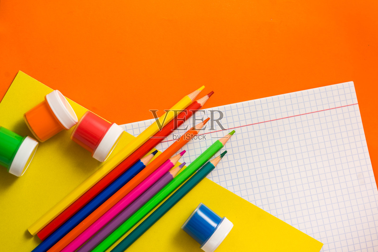 回到学校。橙色的桌子上放着学校的物品。照片摄影图片