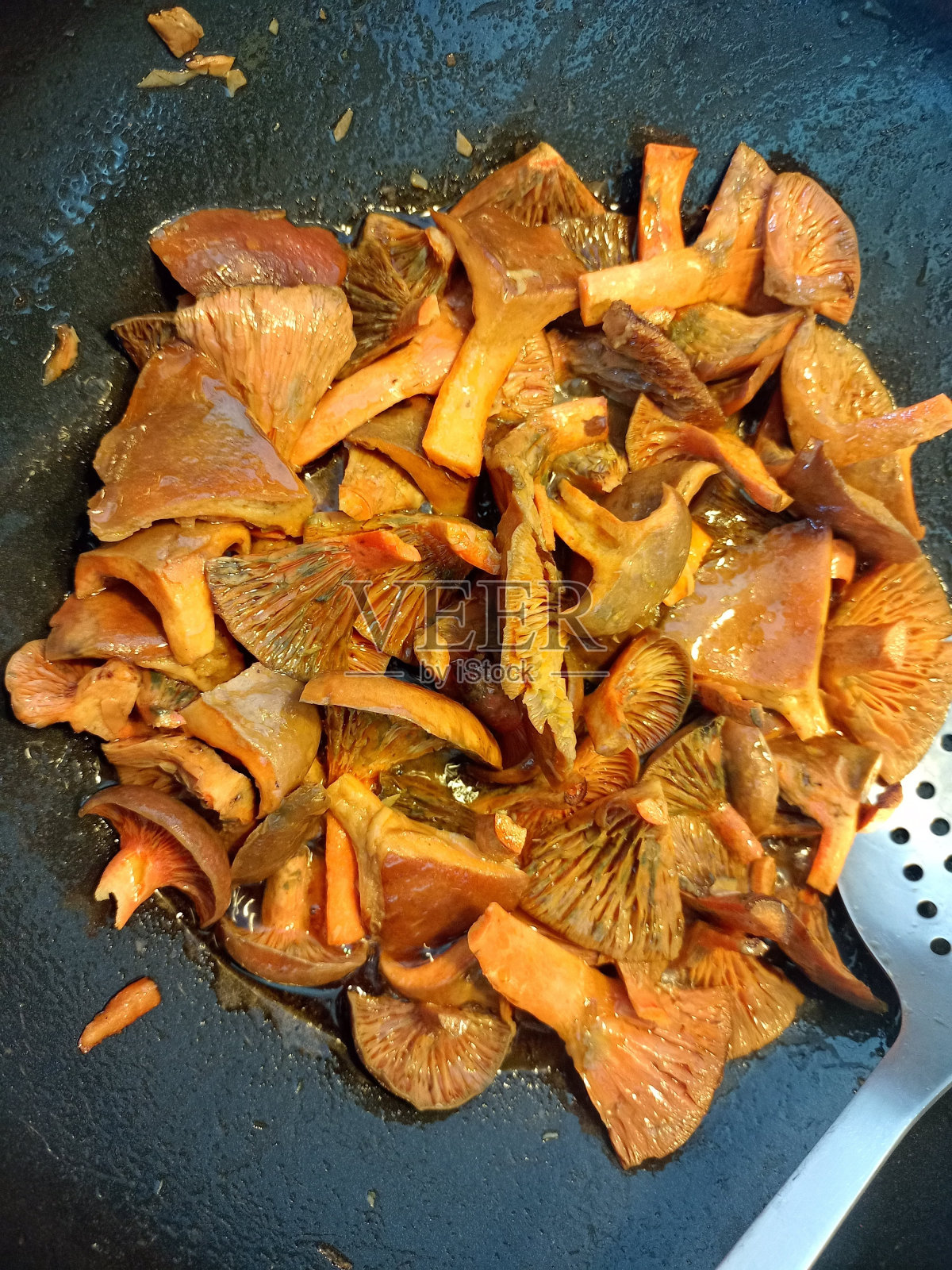 用锅铲煎鸡油菌的照片照片摄影图片