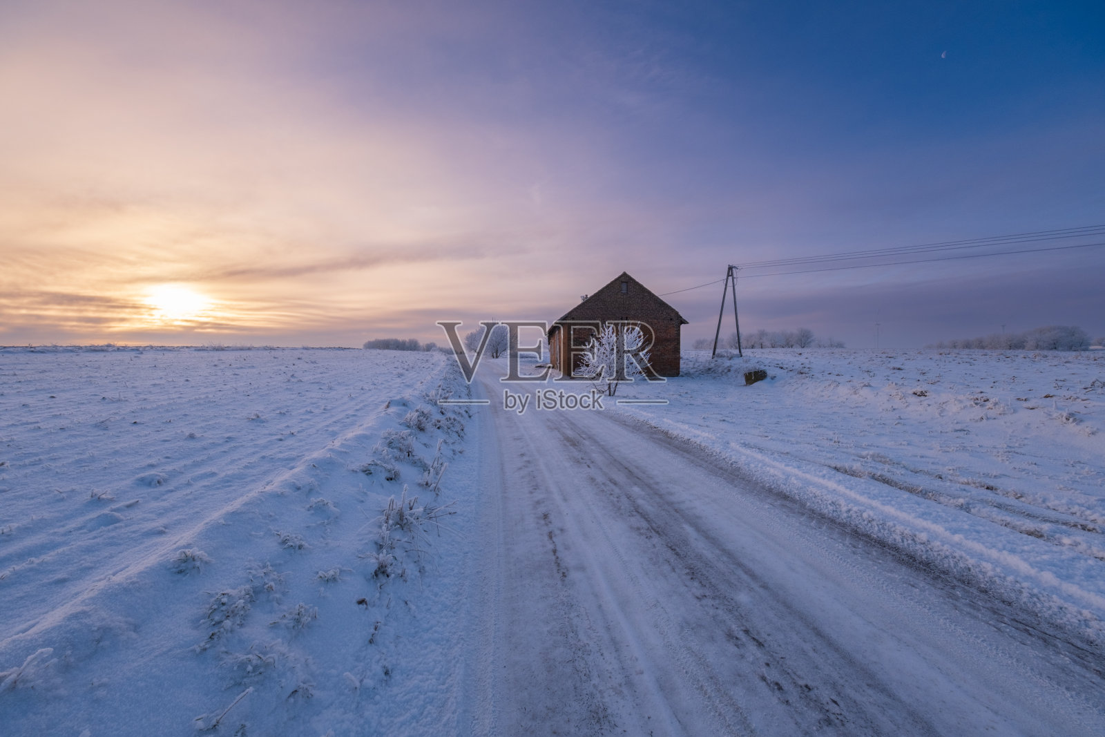 在冰冻的田野中间有一座孤零零的房子照片摄影图片