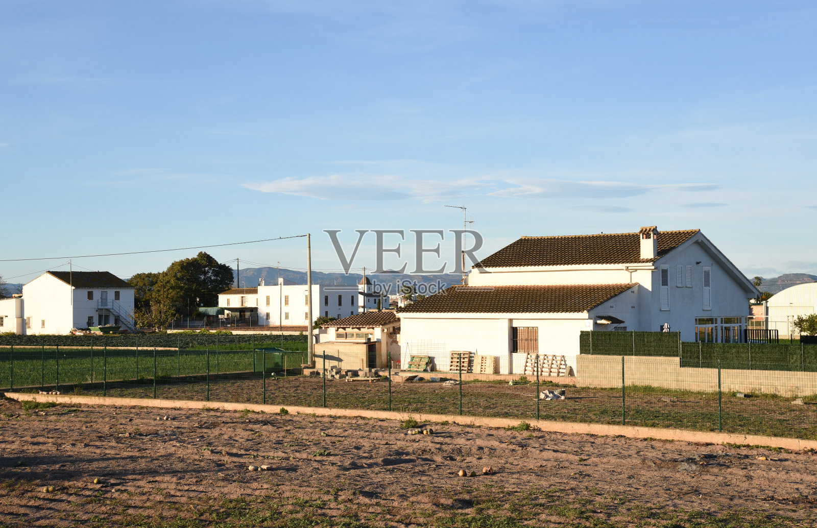 农田和农村农田。西班牙,巴伦西亚,乡间农田里的村舍。照片摄影图片