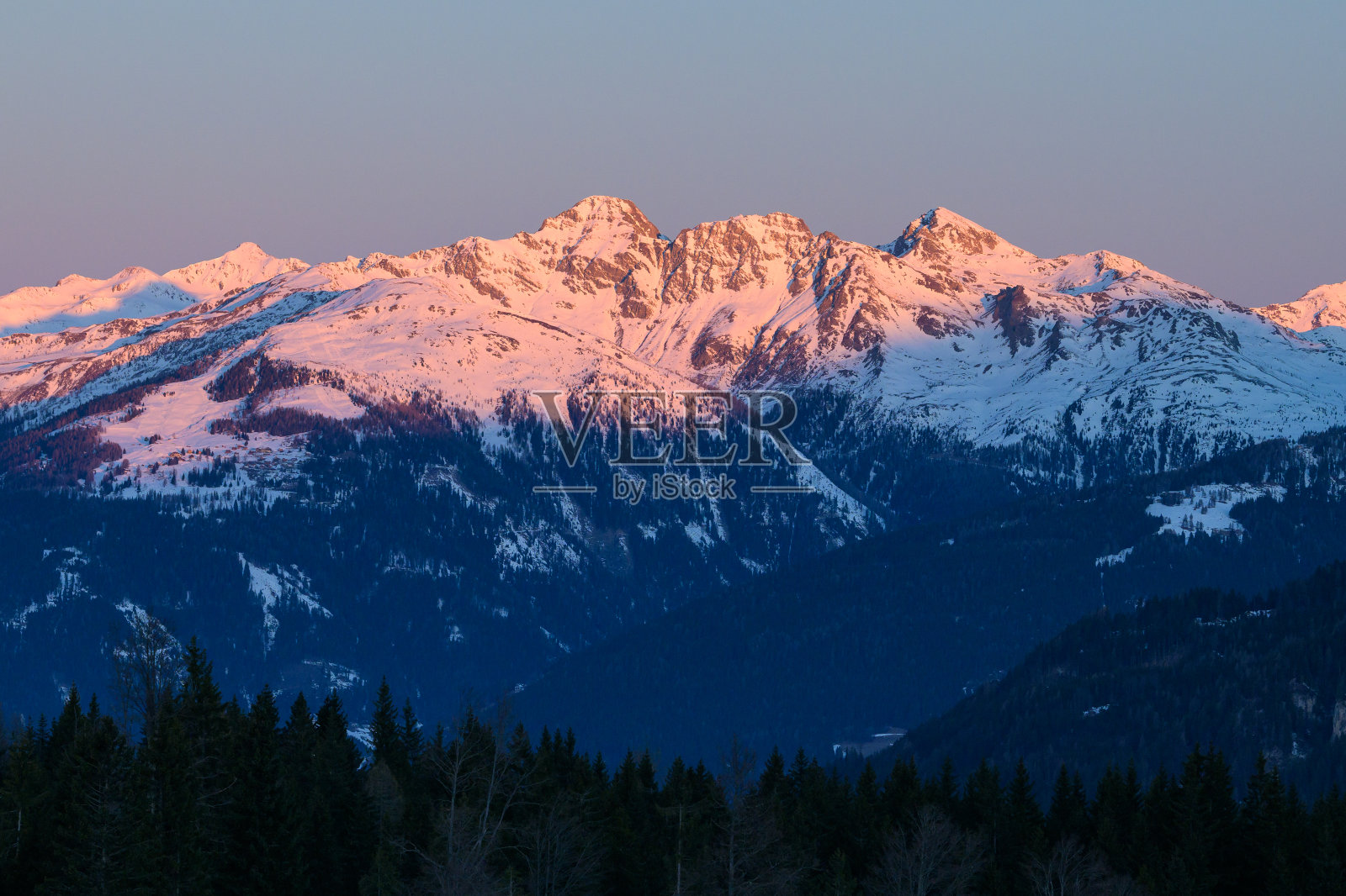 冬天奥地利阿尔卑斯山的日出照片摄影图片