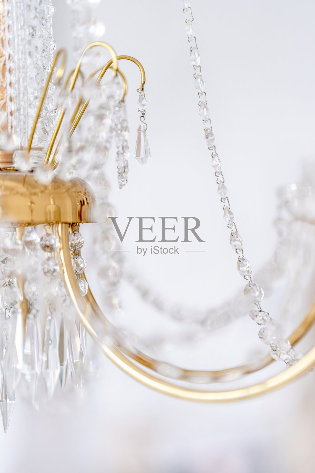 一个豪华的水晶吊灯在明亮的内部细节照片摄影图片