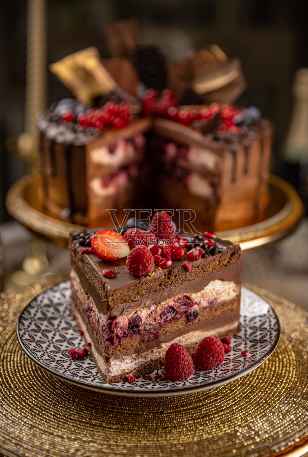 一块质朴的巧克力蛋糕照片摄影图片