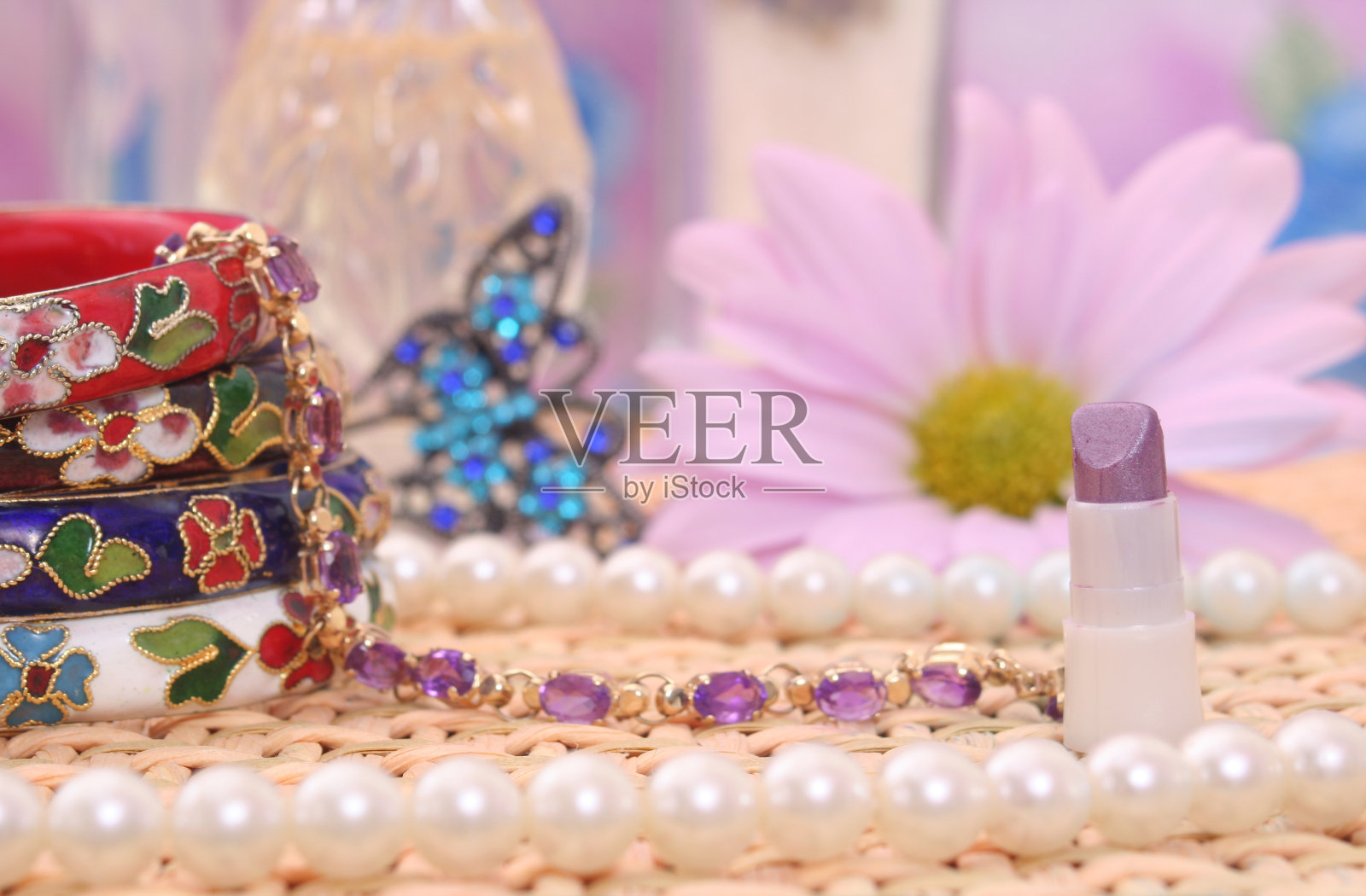 香水和珠宝与花和珠宝盒关闭照片摄影图片