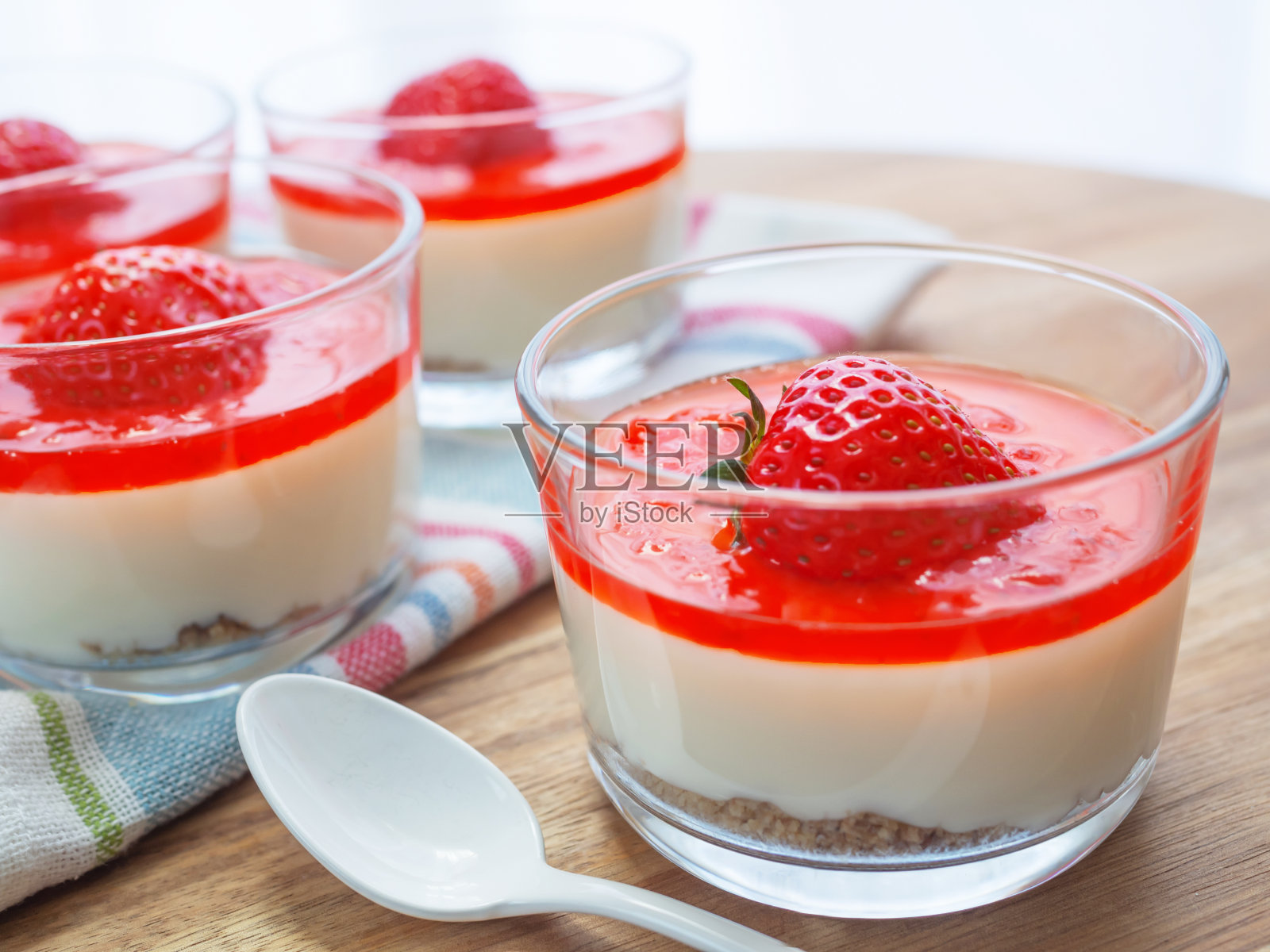 草莓芝士蛋糕照片摄影图片