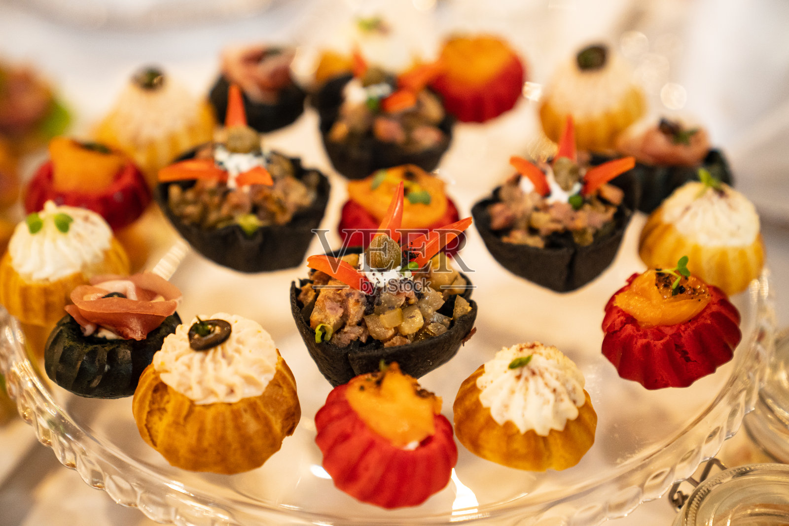 用奶油生面团和沙拉做成的馅饼。照片摄影图片