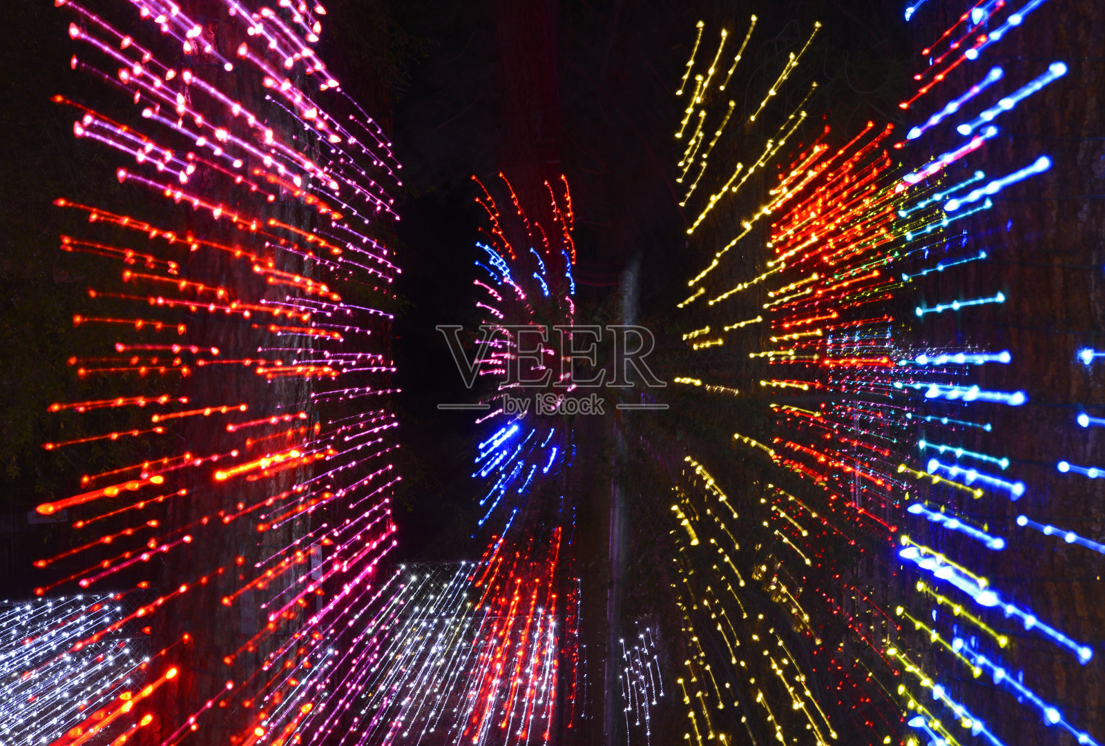 明亮的灯光在黑色背景下的线条照片摄影图片