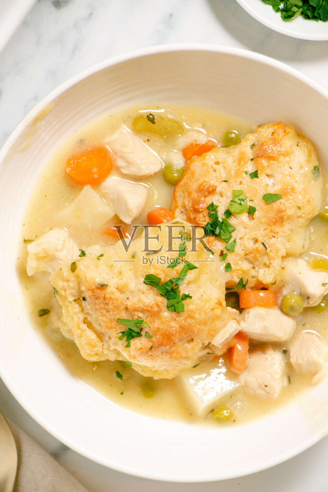 自制鸡肉和饺子照片摄影图片