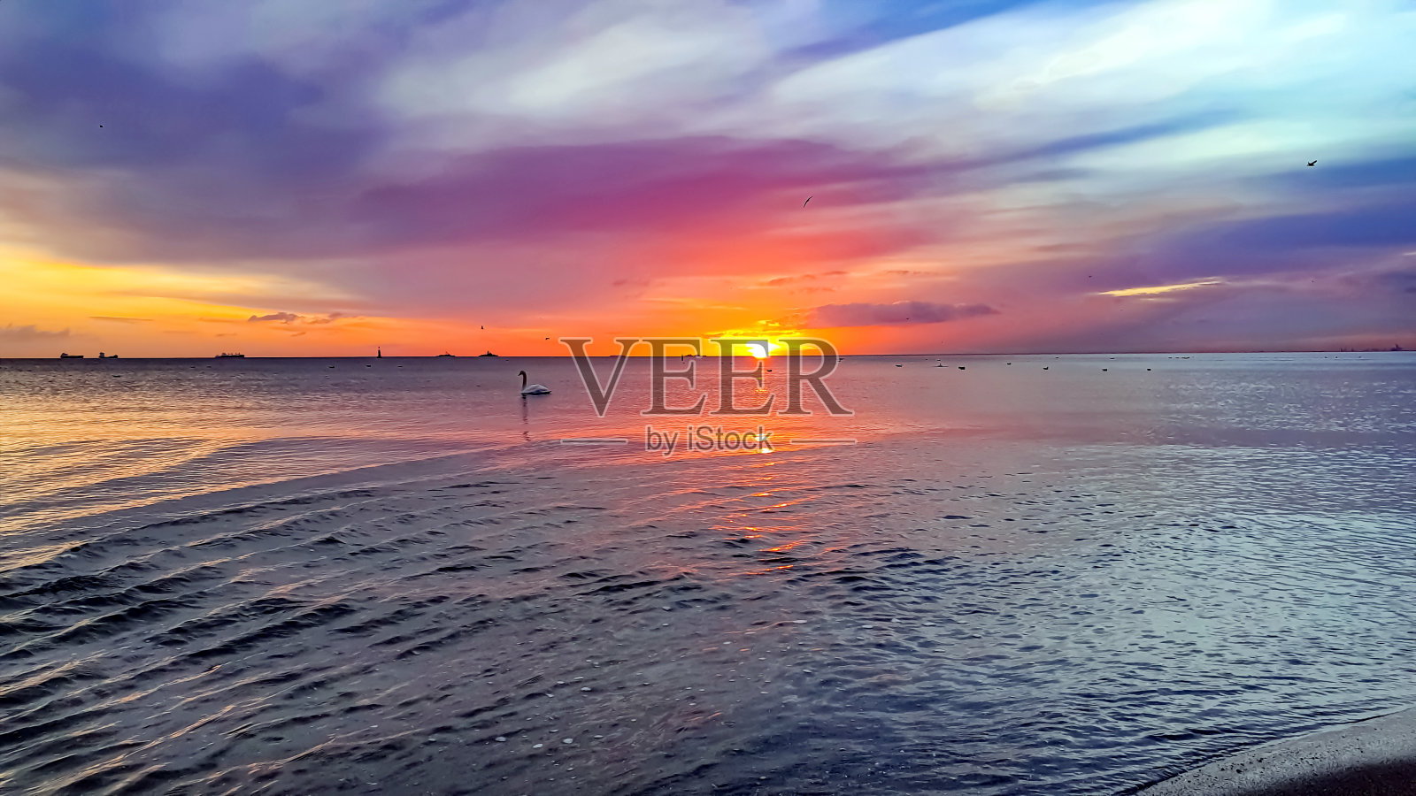 波兰海边令人难以置信的绚丽日落照片摄影图片