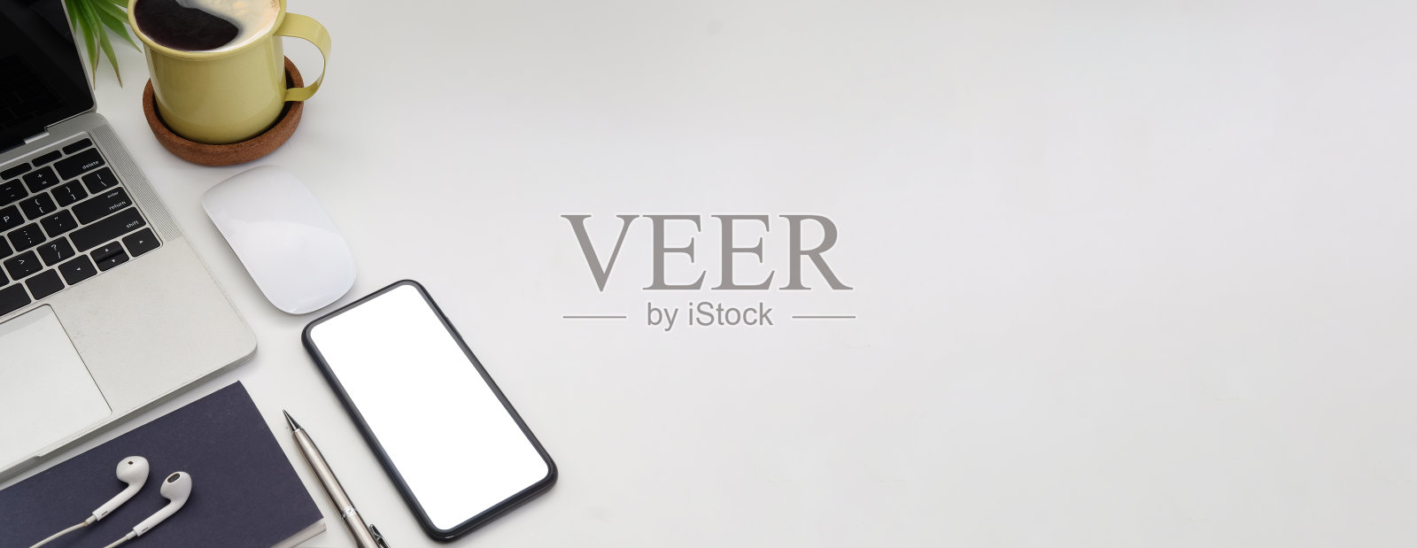 模拟智能手机,笔记本电脑,笔记本电脑和咖啡杯在白色的桌子上。副本的空间。照片摄影图片