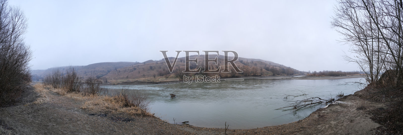 河在初冬期间降雪照片摄影图片