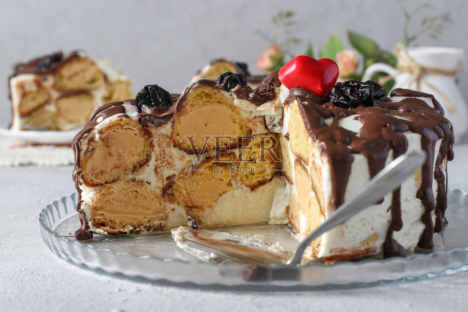 蛋糕,切成小块,背景为蛋糕片照片摄影图片