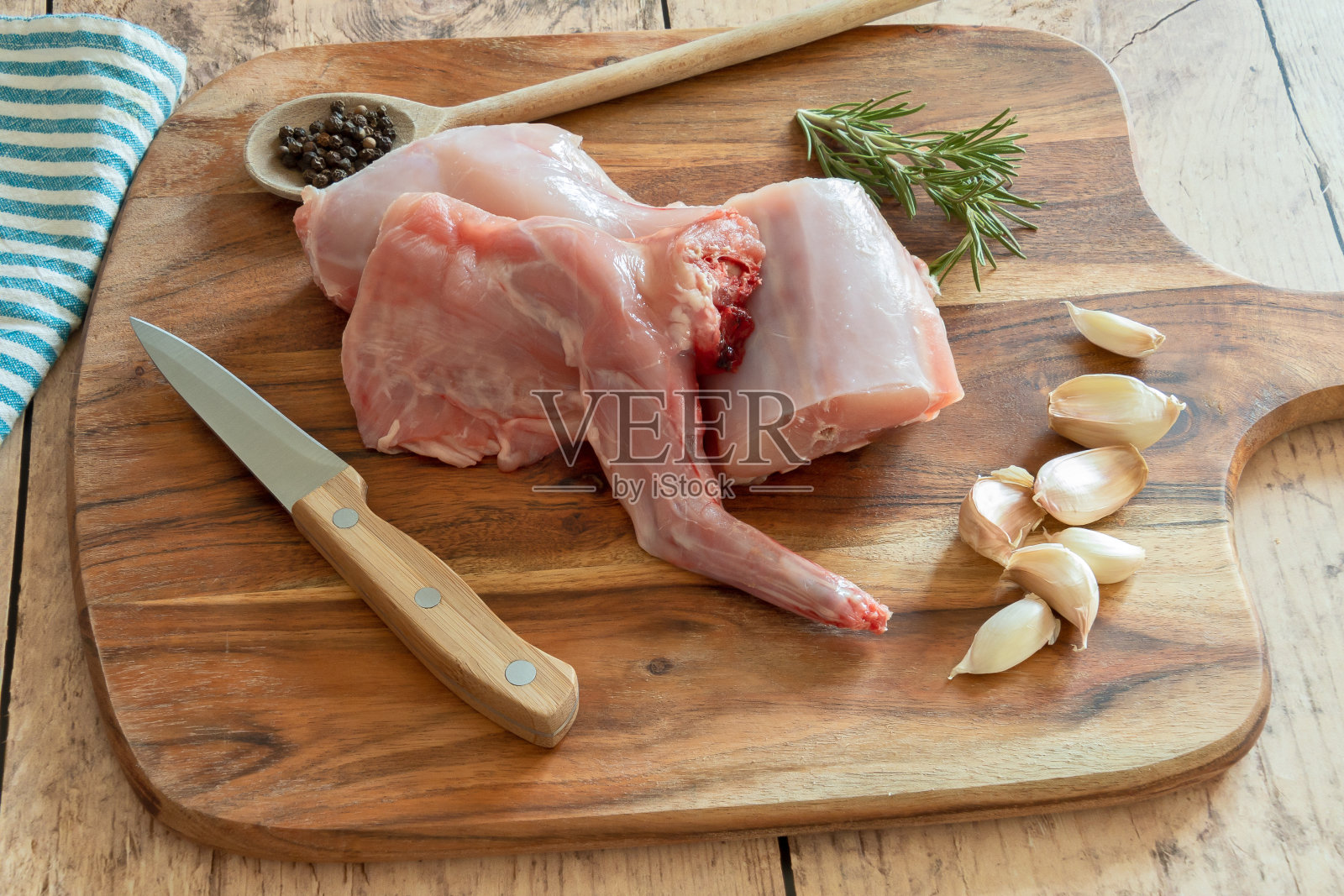 木板上的生兔子照片摄影图片