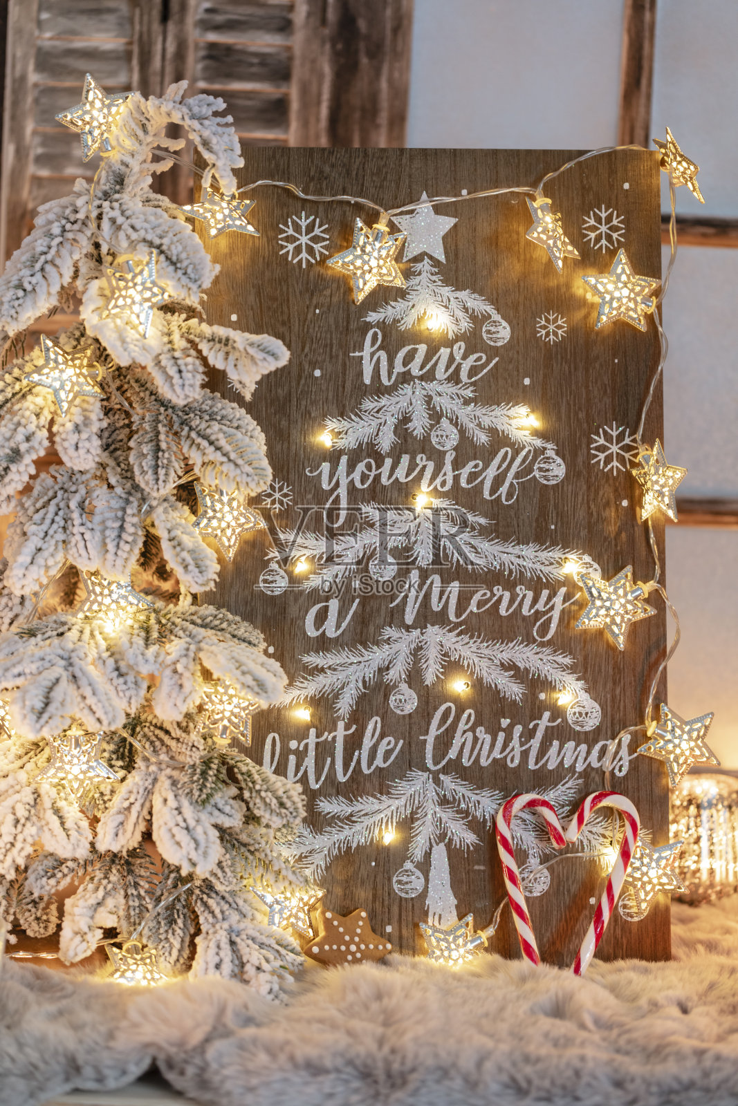 木板与圣诞快乐信息木制背景。照片摄影图片