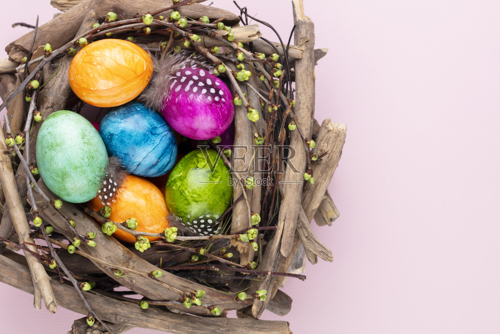 复活节彩蛋在巢里。复活节贺卡。照片摄影图片