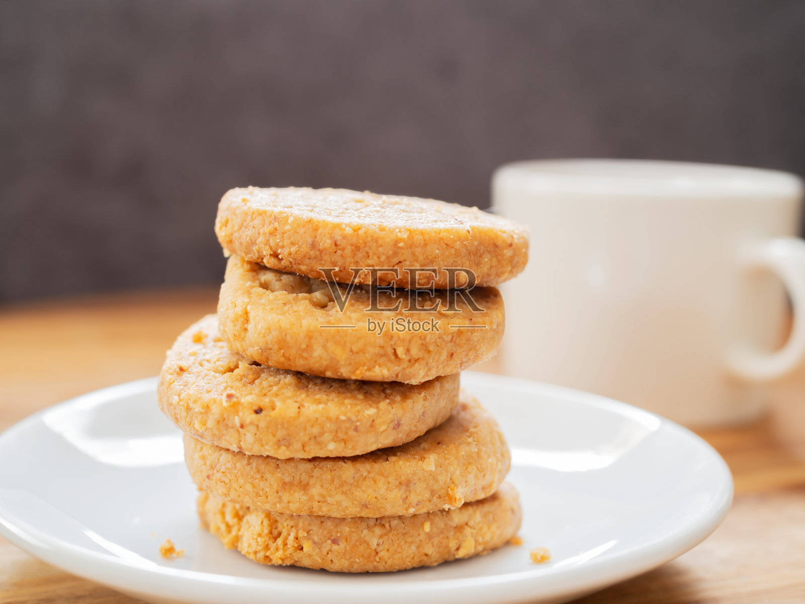 盘子里有什锦坚果饼干照片摄影图片