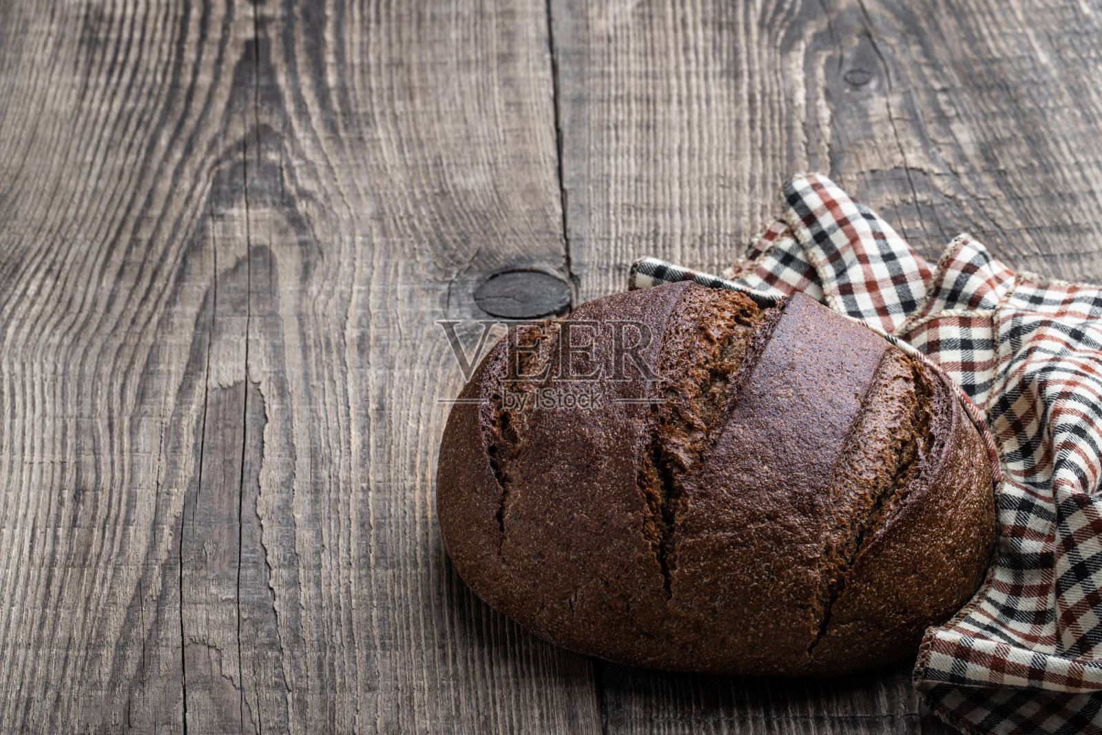 在质朴的木桌上自制黑麦面包照片摄影图片