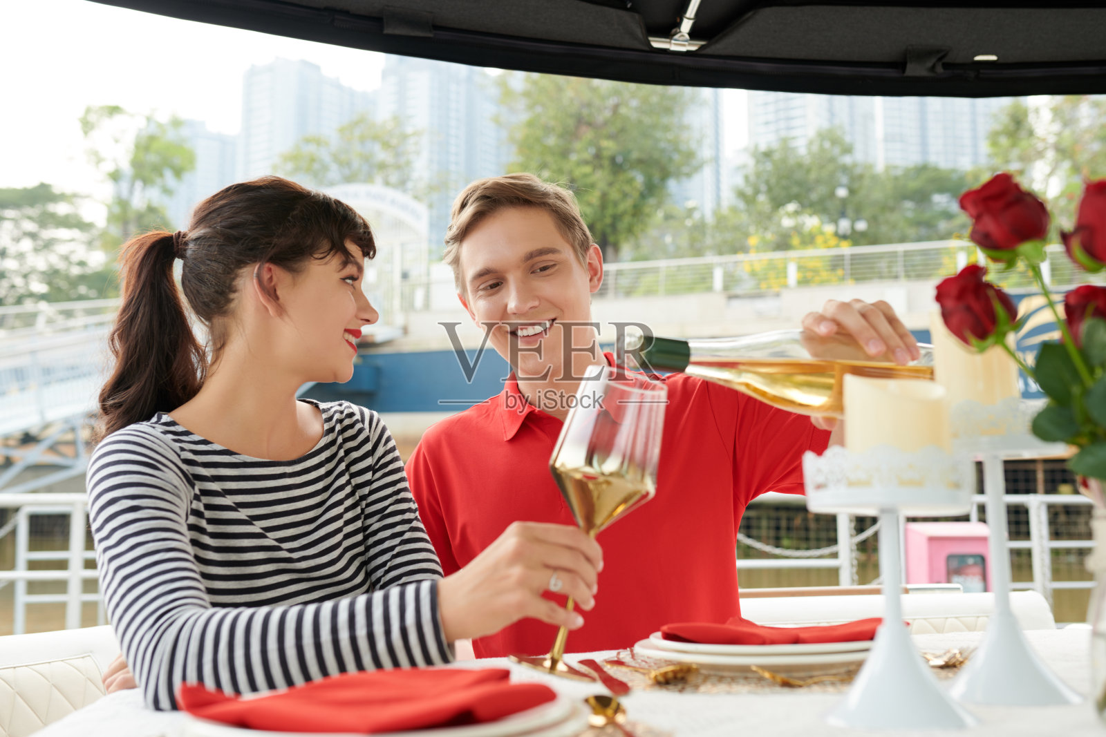 情侣在游艇上享受浪漫晚餐照片摄影图片