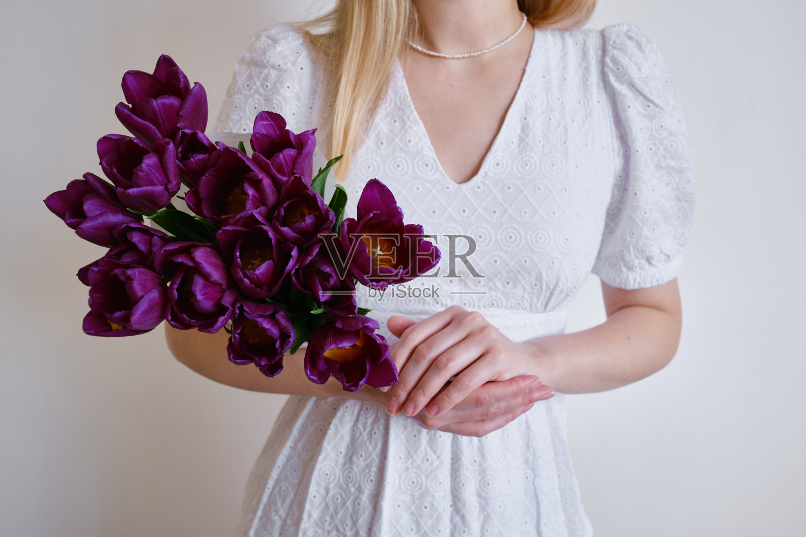 快乐女人手捧紫色郁金香花束照片摄影图片