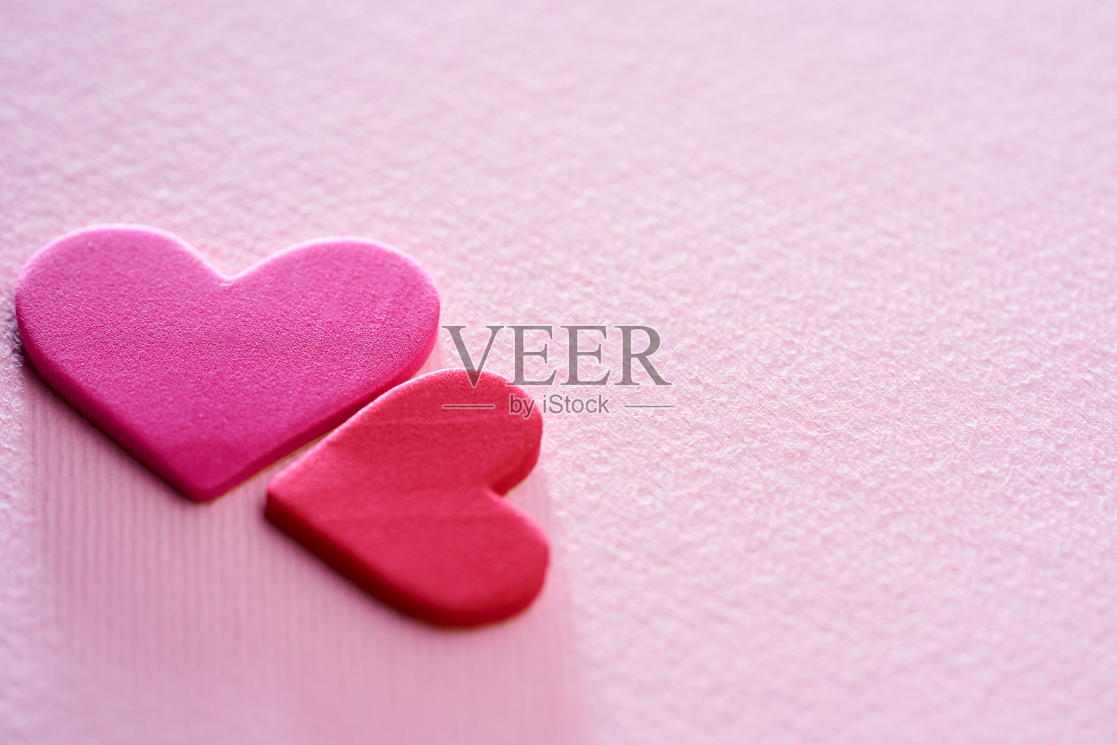 粉红色背景下的心形照片摄影图片