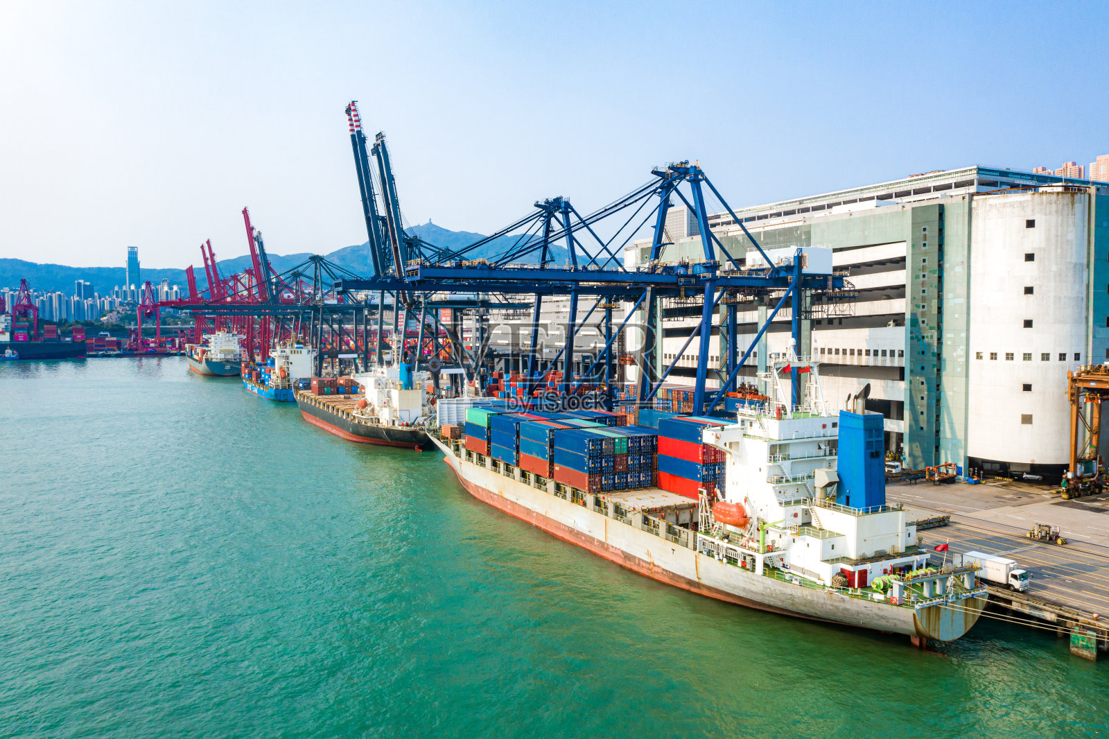 从无人机视角观察葵青货柜码头照片摄影图片