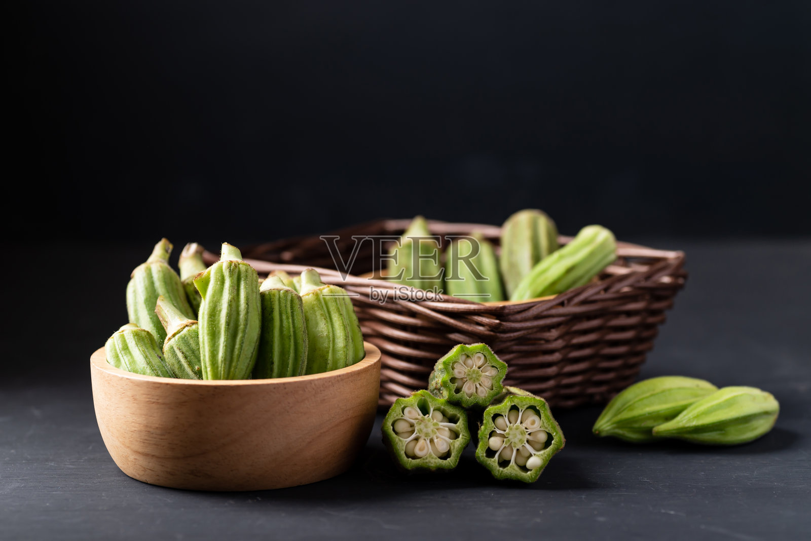 绿秋葵或女士手指(可食用的绿色种子荚)照片摄影图片