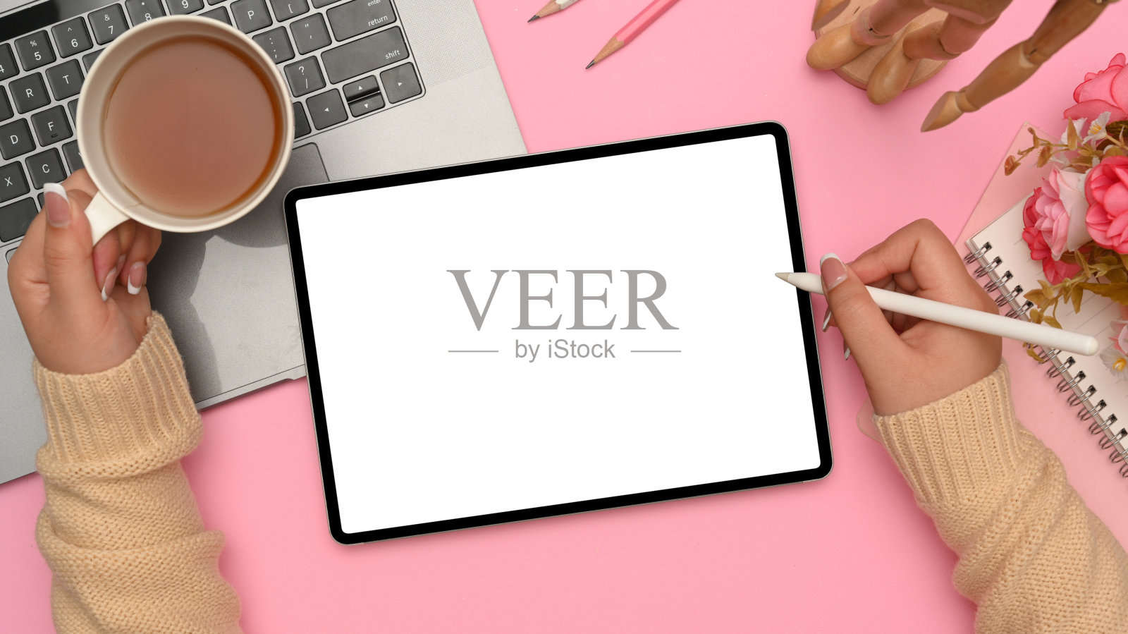 女性美容博主工作空间,一边喝热茶,一边使用数码平板电脑照片摄影图片