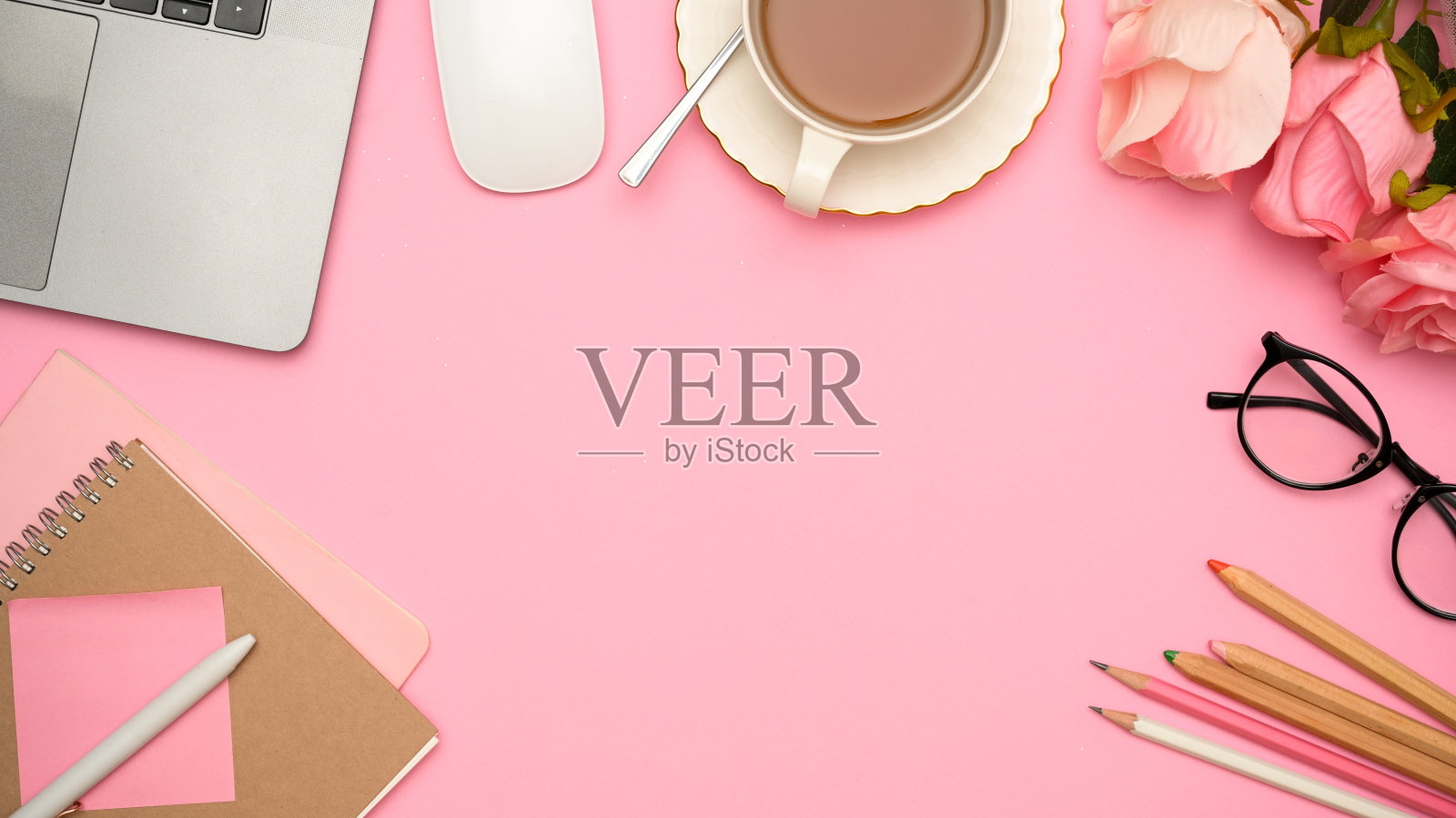 复制空间在美丽的女性工作空间的组成粉红色的背景。照片摄影图片