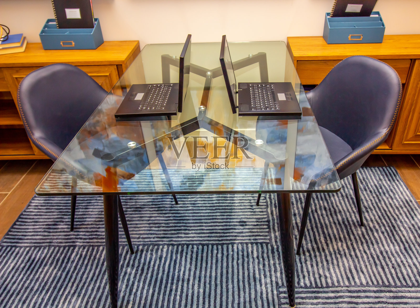 在家庭办公室的玻璃桌上有两台笔记本电脑照片摄影图片