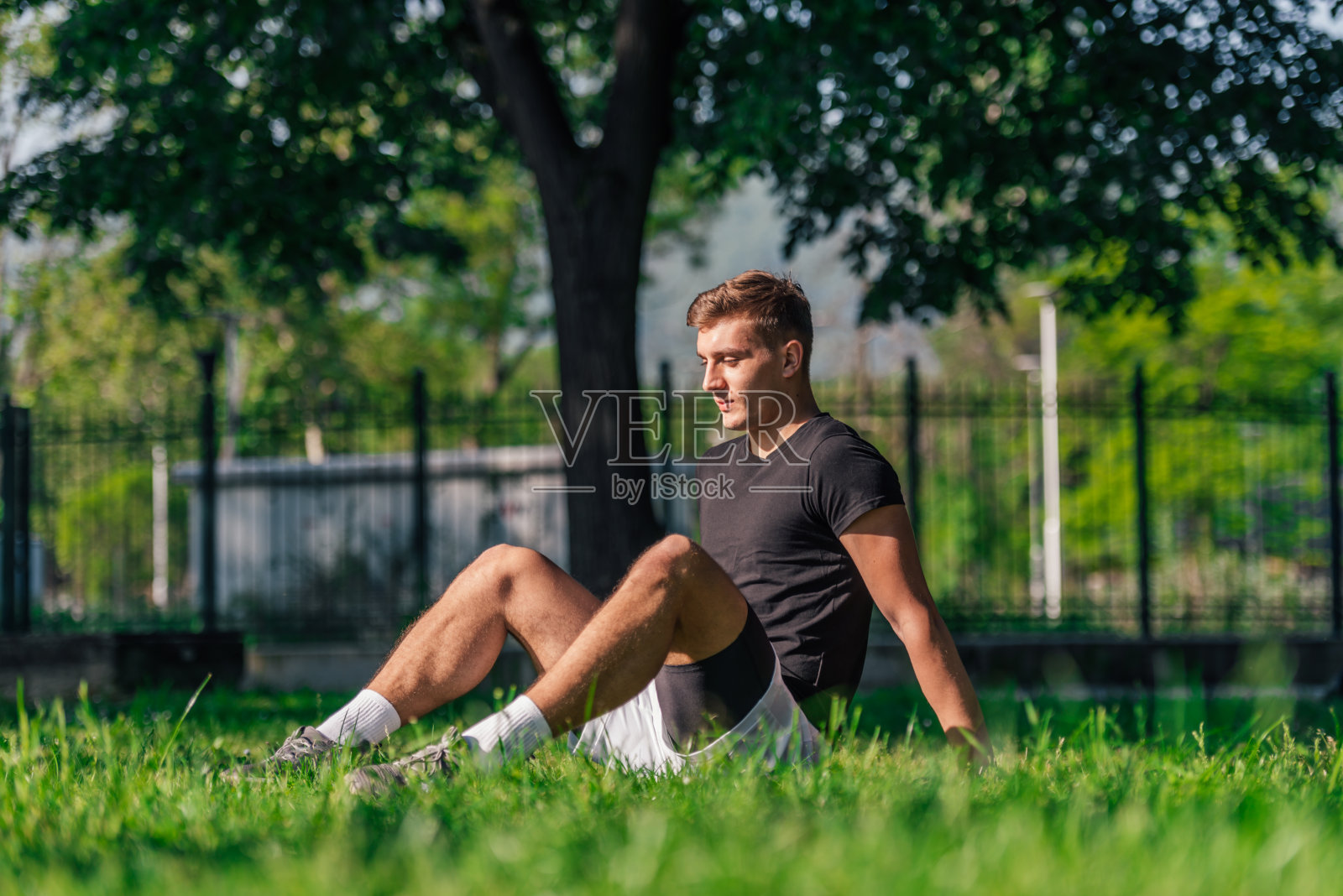 体育运动员在公园里锻炼后正在休息照片摄影图片