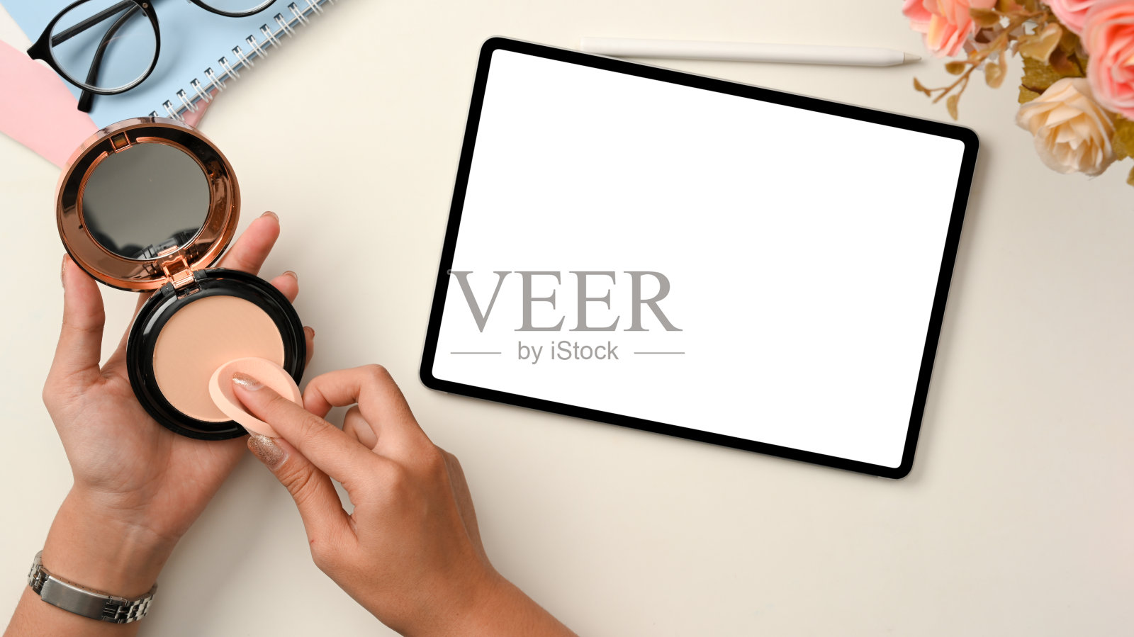 美容博主工作空间与数字平板触摸板模型照片摄影图片