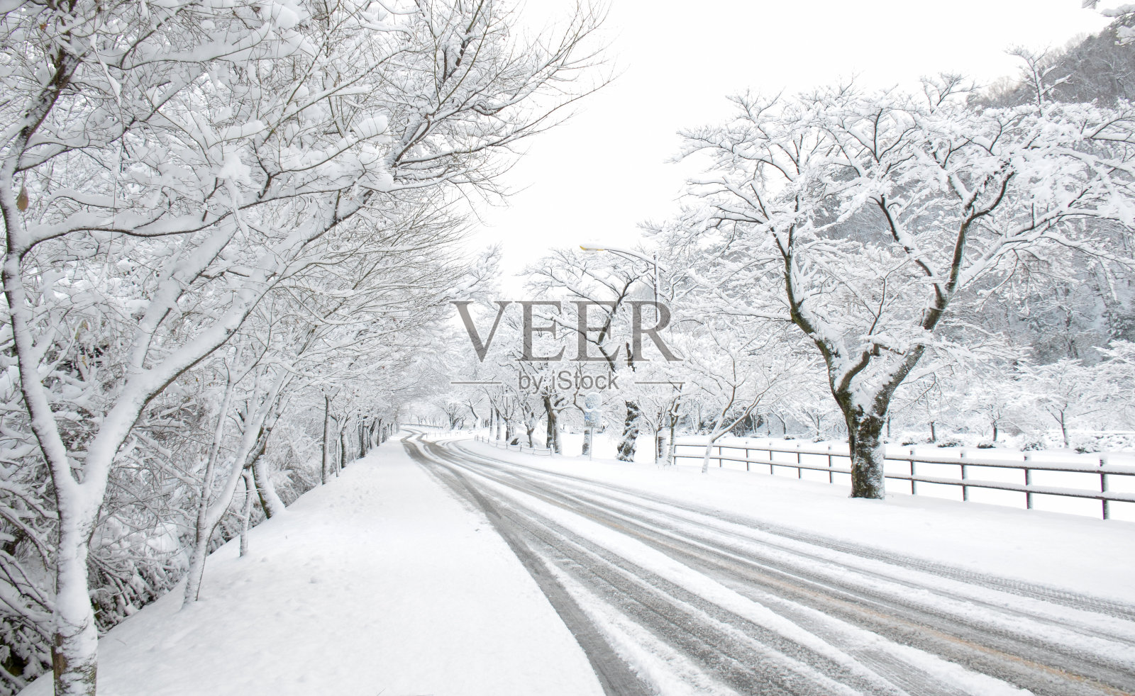 白雪覆盖的长城郡白羊寺的冬季景色照片摄影图片