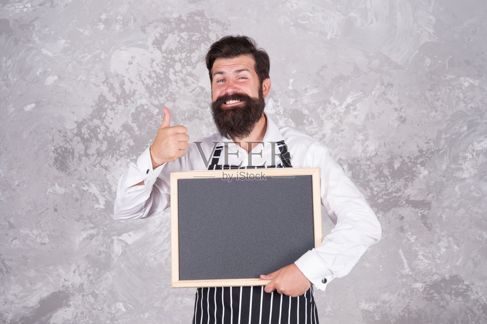 大胡子大厨开心地竖起大拇指。成功的厨师生涯。最好的菜。欢迎登机。野蛮人嬉皮士抓黑板,抄写空间。咖啡要走。城里最好的价格照片摄影图片