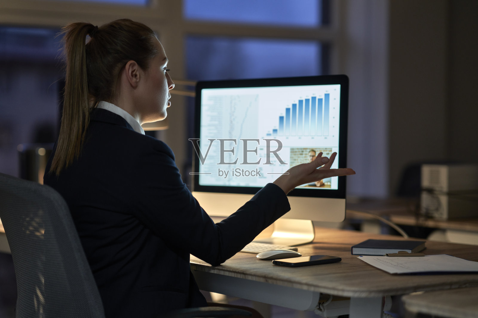 一个成年白人女性在办公室有视频通话照片摄影图片