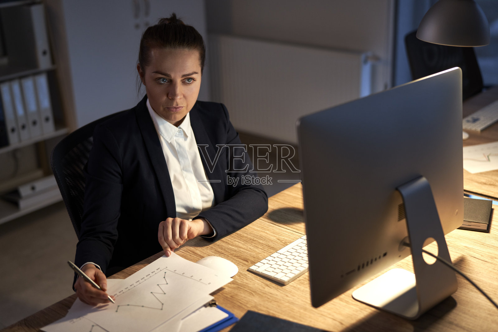 白人女商人,在办公室工作到很晚照片摄影图片