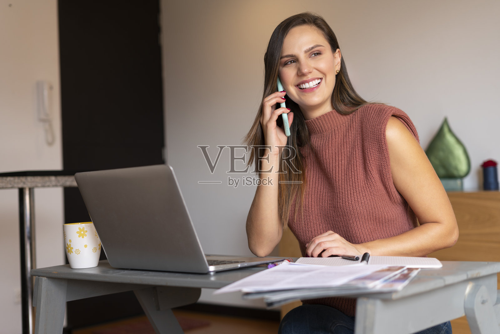 年轻女子整天待在家里。照片摄影图片