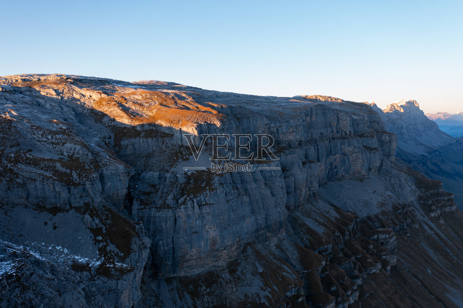 瑞士阿尔卑斯山上令人惊叹的日落。无人机在乌里州和格拉鲁斯州上空的美妙飞行。俯瞰克劳森帕斯大街的壮丽景色。照片摄影图片