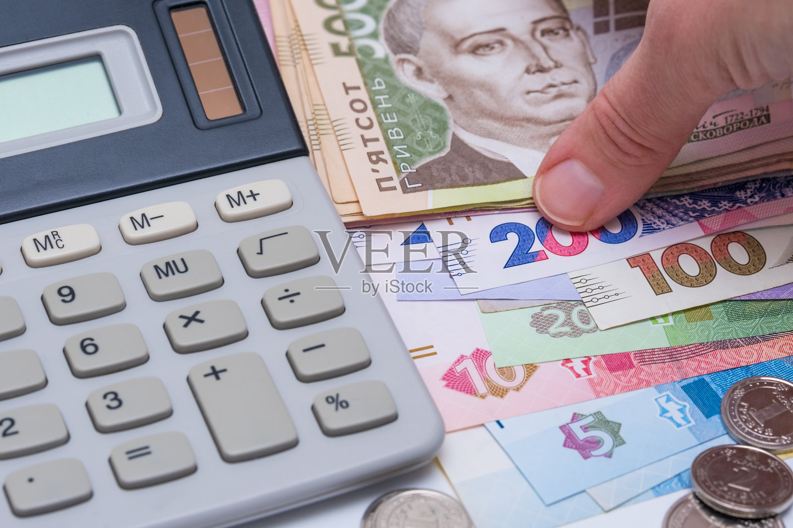 ,乌克兰乌克兰夫纳背景。接受工资、退休金、通货膨胀、存款和信贷的概念。提高公用事业、能源、燃气价格的概念照片摄影图片