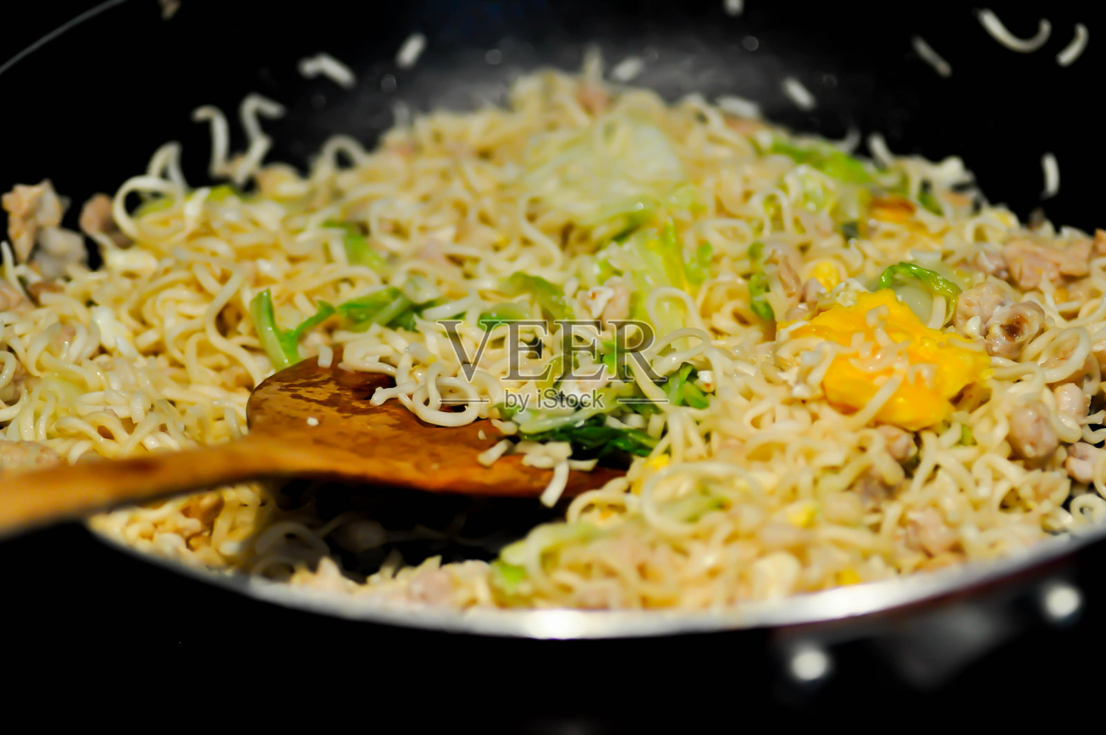 在锅中放入猪肉和蔬菜炒面照片摄影图片