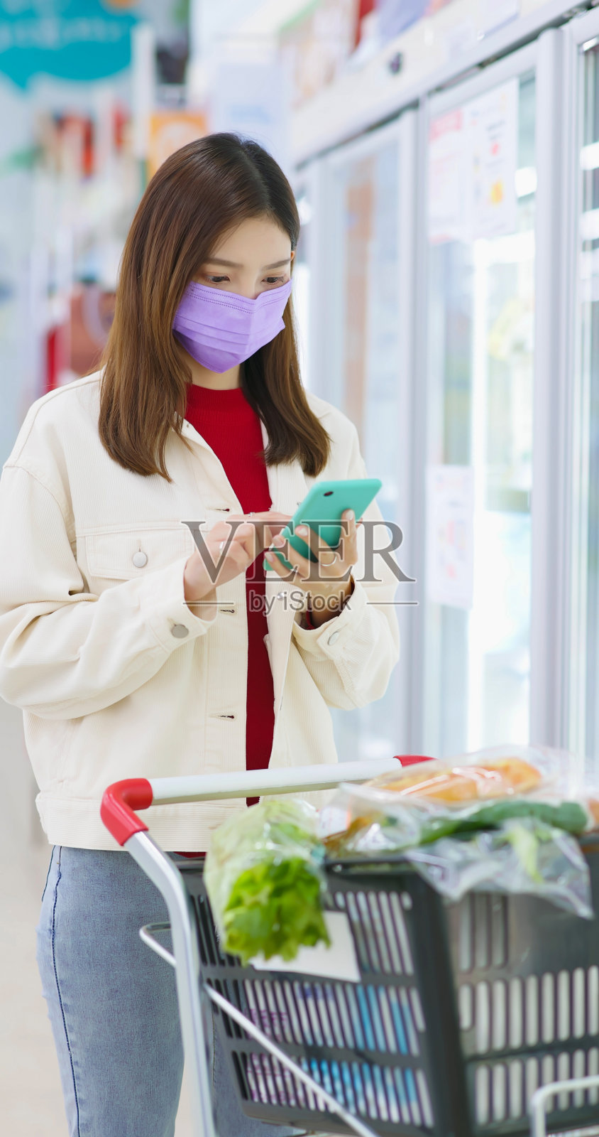 女性购买冷冻食品照片摄影图片