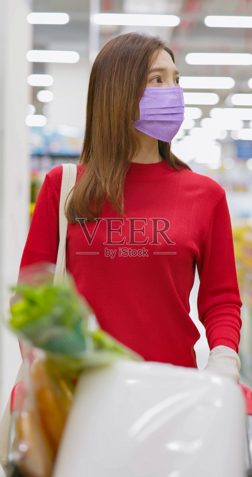 女人走进杂货店照片摄影图片