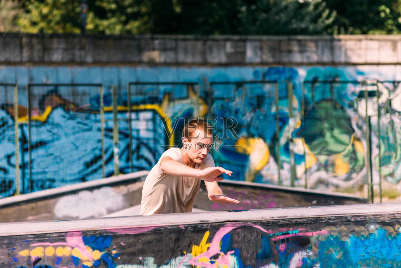 成年男子在行动,而练习跳跃障碍照片摄影图片