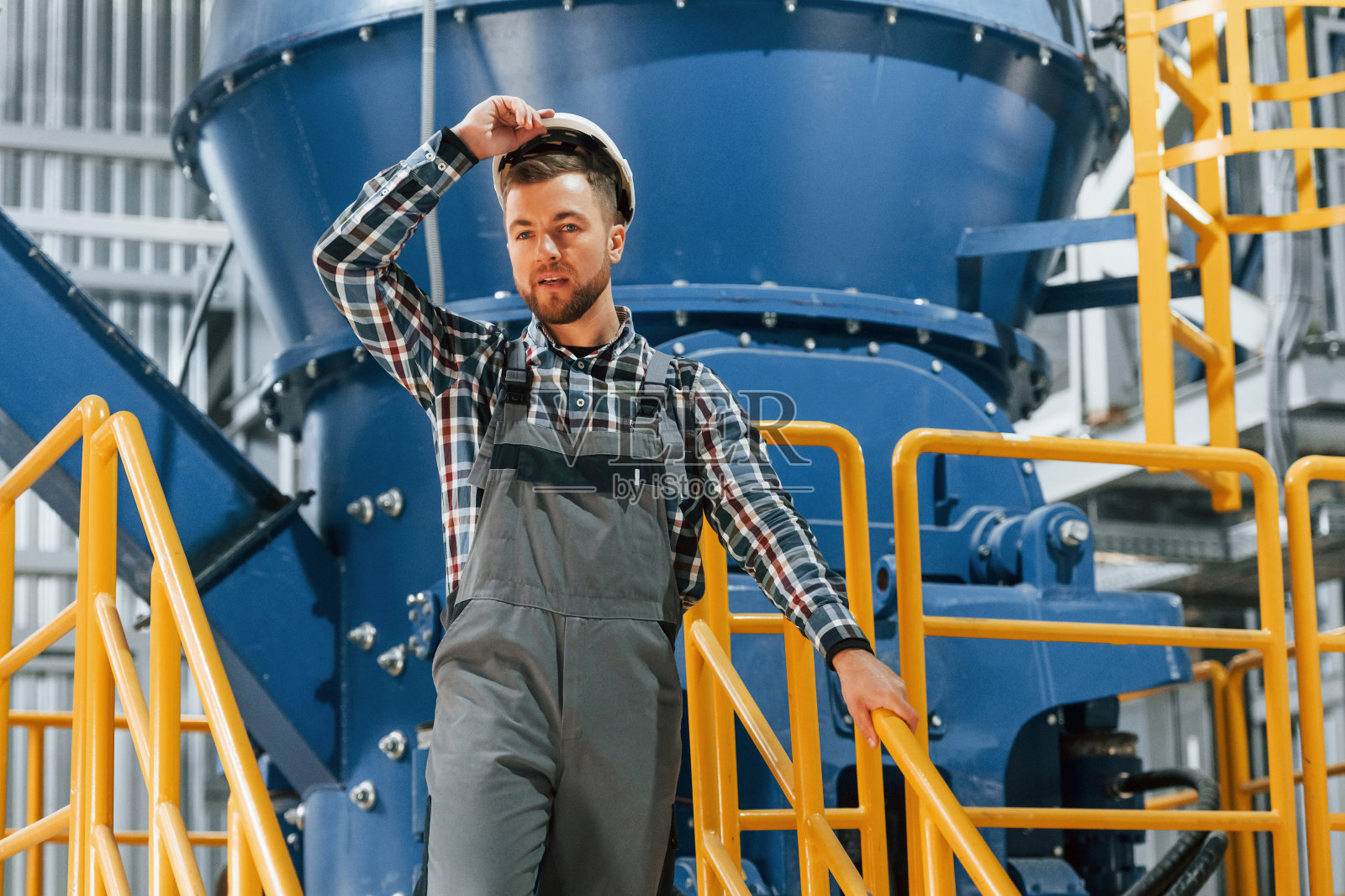 忙碌的一天。穿制服的建筑工人在工厂里照片摄影图片