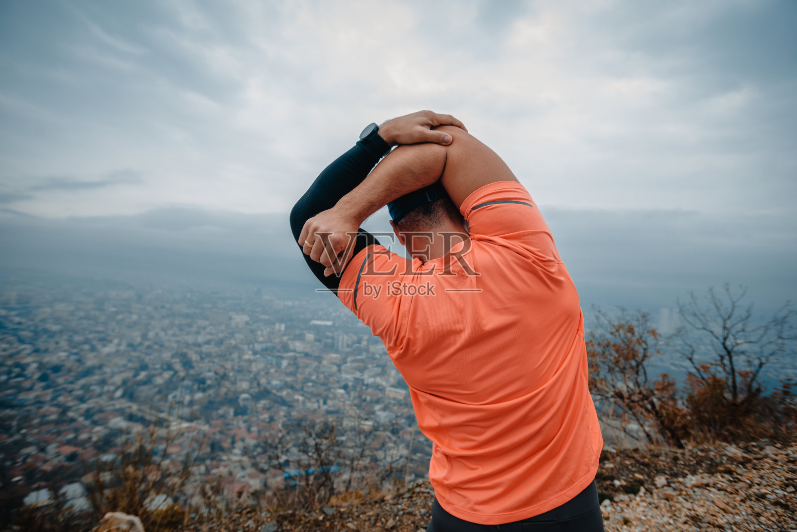 年长的男运动员照片摄影图片