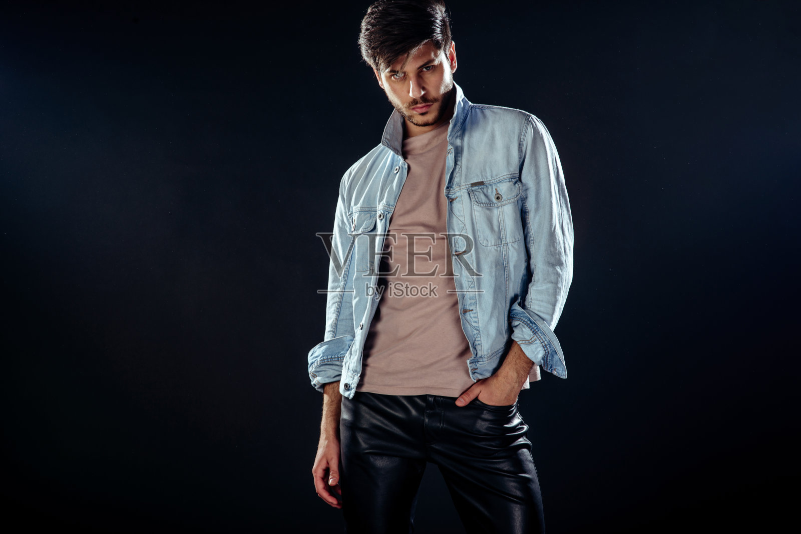 一个英俊年轻人的画室肖像照片摄影图片