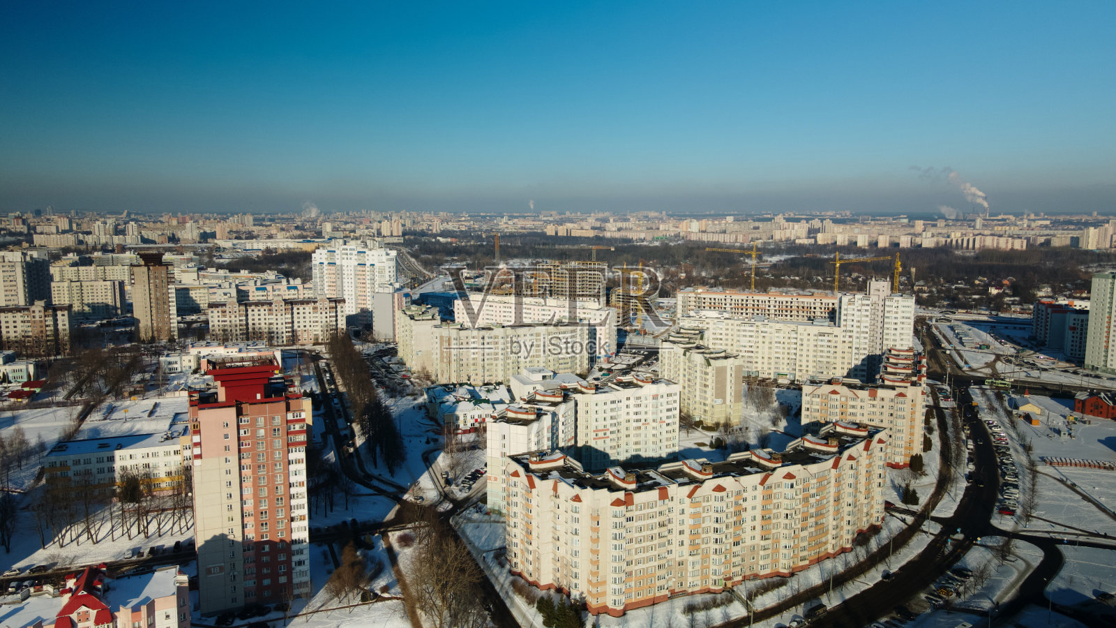 街区。现代的多层建筑。冬天的城市。航空摄影。照片摄影图片